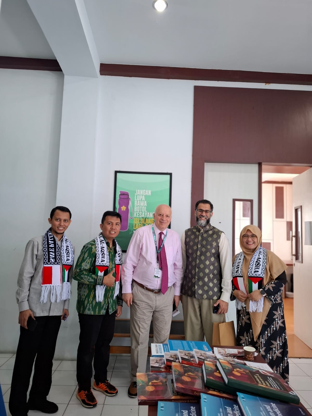 Delegasi FK UM Palembang bersama pembicara internasional pada CIMCO–FOKI Scientific Meeting 2025